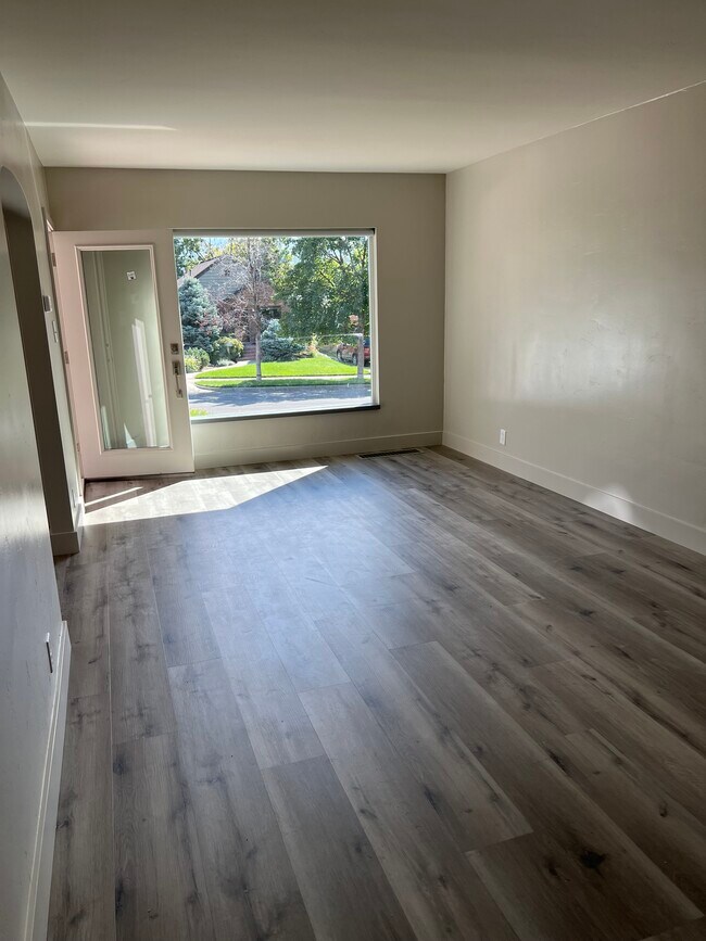 Foto del edificio - 1549 E Bryan Ave