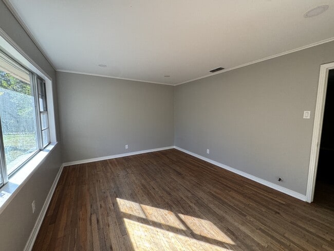 Building Photo - 1019 Brooksy St