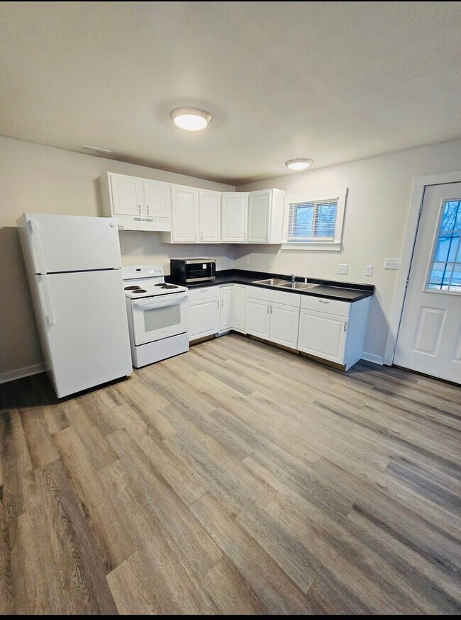 Foto del edificio - Eastside Four Bedroom Home near 42nd and Shadeland Ave