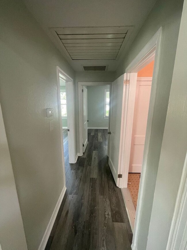 Building Photo - Spacious 2 bedroom, 1 bathroom home Availa...