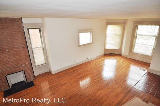 Building Photo - 4 br, 2.5 bath House - 933 E. 49th Street