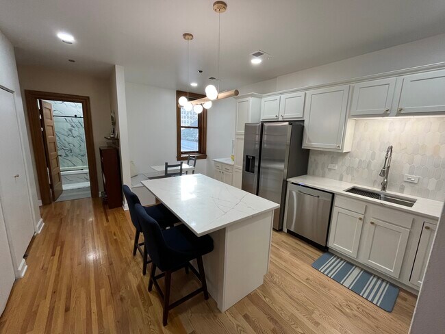 Building Photo - 550 W Surf St