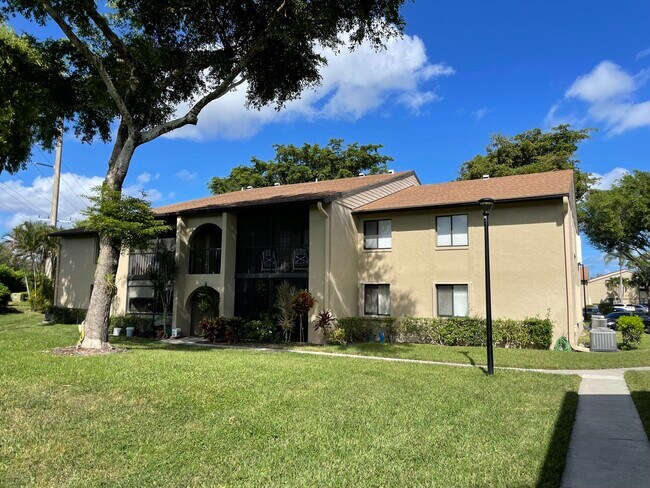 Foto del edificio - 516 Shady Pine Way
