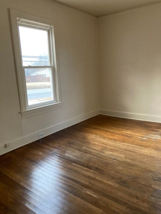 Building Photo - 2 Bedroom 1 Bath House Available to Rent f...