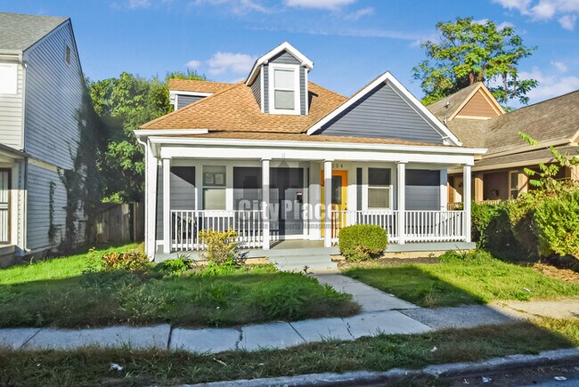 Foto del edificio - 2224 N Kenwood Ave