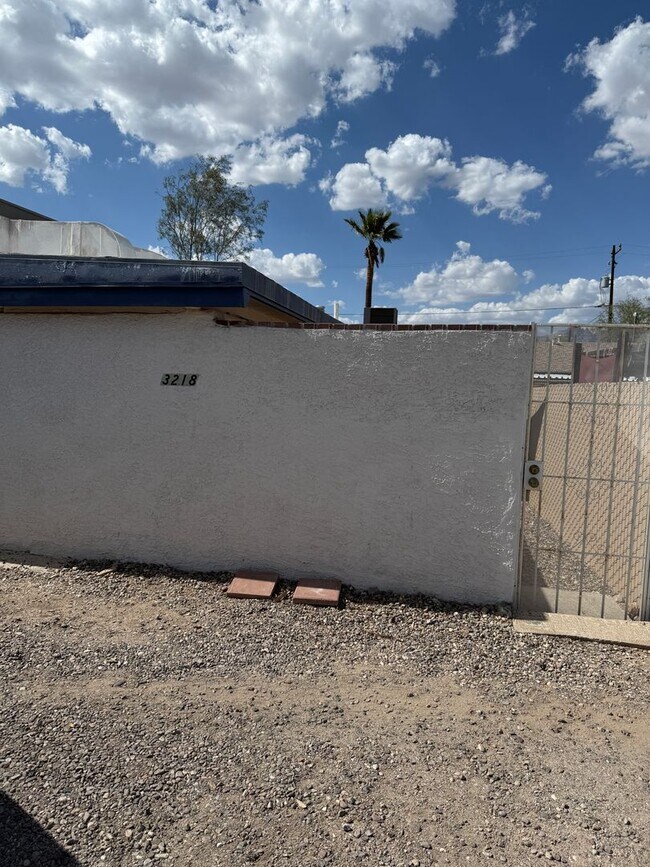 Building Photo - Lee3218-3222