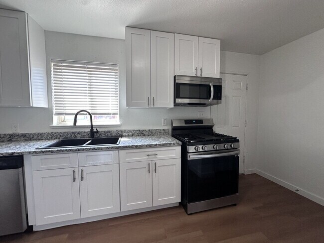 Foto del edificio - Newly Remodeled Two-Bedroom Condo! Rent Includes Water, Sewer, Trash, and Internet!