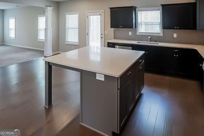 Building Photo - 1150 Red Bud Cir