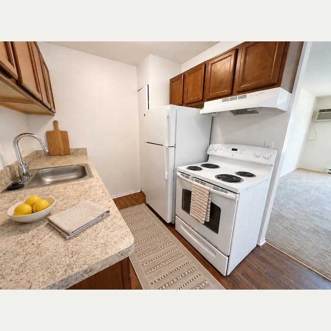 Building Photo - Village Oaks Apartments
