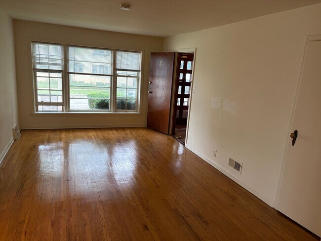 Foto del edificio - 2800 N Frederick Ave