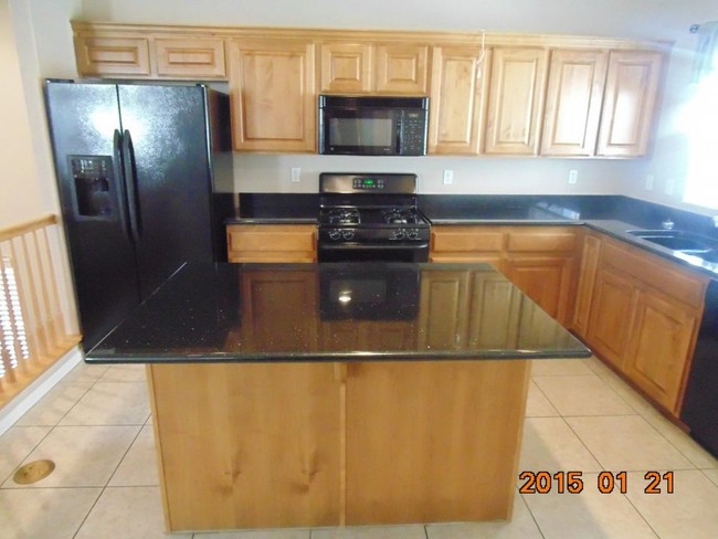 Building Photo - TRI LEVEL HOME WITH 3 MASTER BEDROOMS