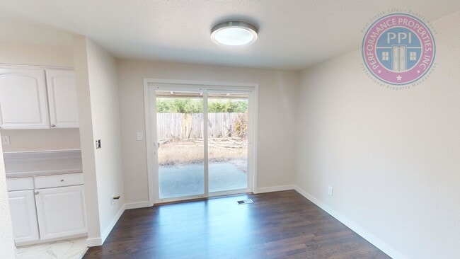 Building Photo - Lake Oswego - Single Level Ranch, Great Ne...