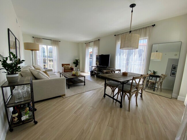 Living and dining room - 10 Aragon Ave