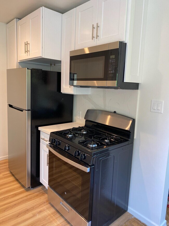 Kitchen Stove and Refrigerator - 1523 Berkeley St
