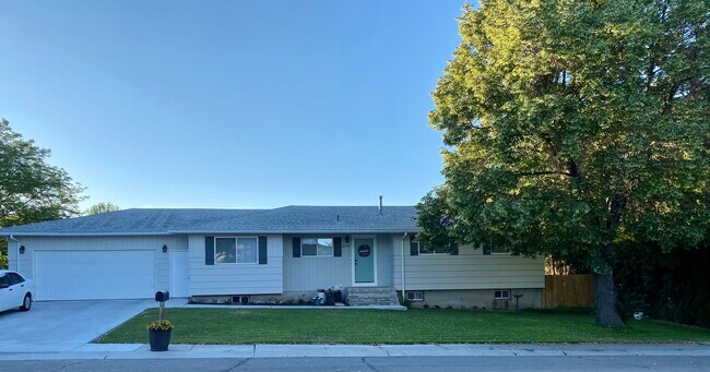 Building Photo - 2474 S Fairway Dr