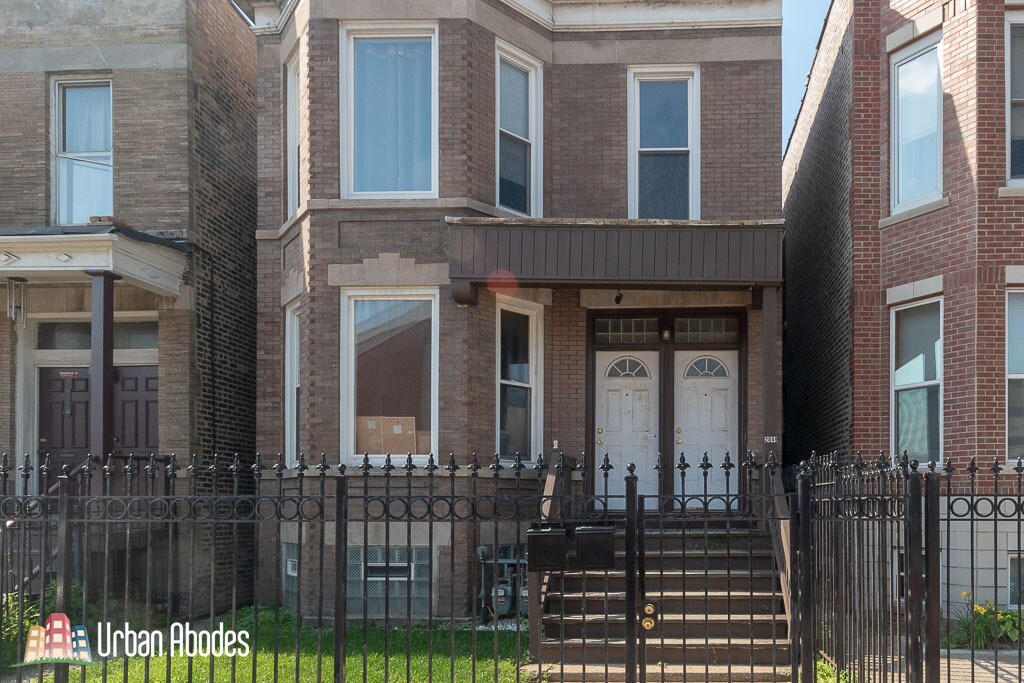 Primary Photo - 2049 W Fullerton Ave