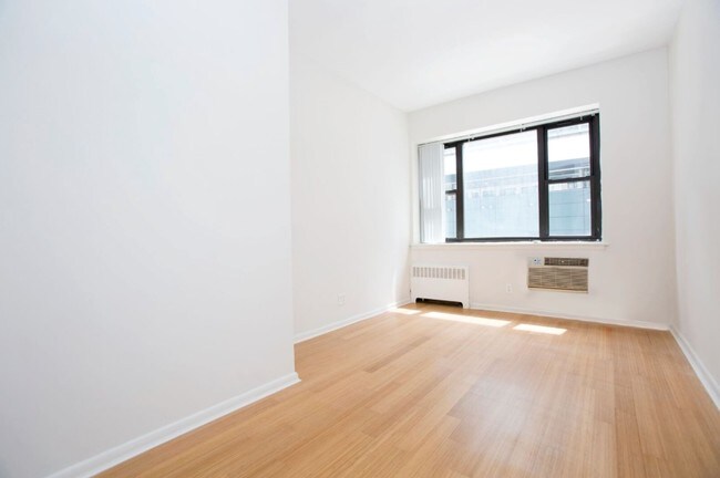 Foto del edificio - 314 W 58th St