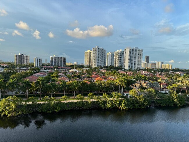 Foto del edificio - 3701 N Country Club Dr