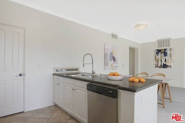 Building Photo - 6020 S Seabluff Dr