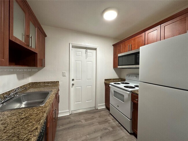 Foto del edificio - 1400 NE 56th St