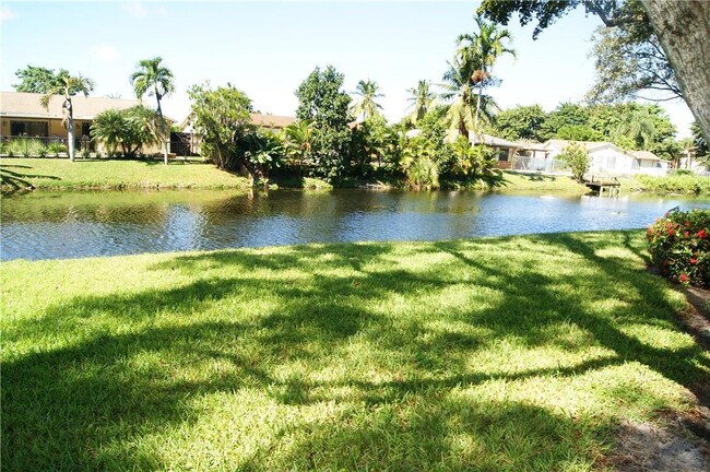Foto del edificio - 3781 Cocoplum Cir