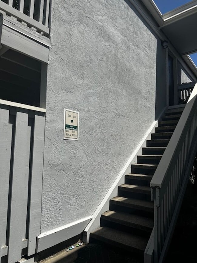 Building Photo - 2 bedroom & 1 bath condo in a parklike set...