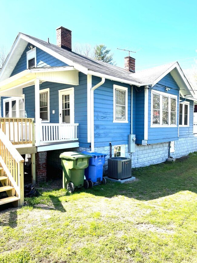 Foto del edificio - 2 Bedroom 1 Bath, Great Asheville location...