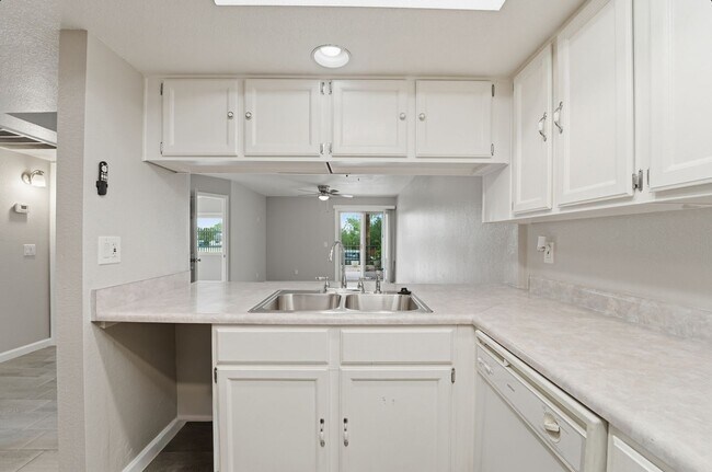 Foto del edificio - Central Phoenix Gem! Private Patio, Gated, Pool + Underground Parking