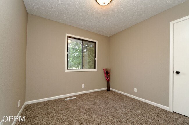 Building Photo - 3 br, 2 bath House - 6511 S. 151st St.