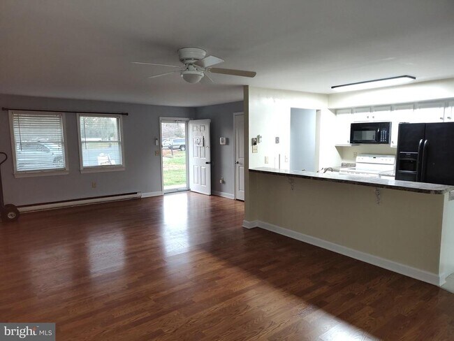 Building Photo - 8566 Dyott Ct