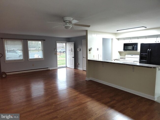 Foto del edificio - 8566 Dyott Ct