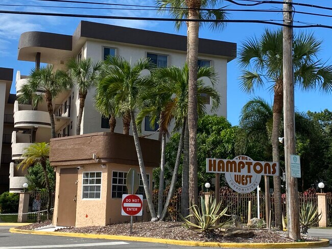 Foto del edificio - 8010 Hampton Blvd