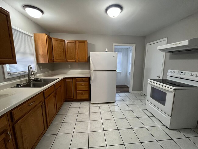 Building Photo - 2 bedroom home with garage available in Rockford