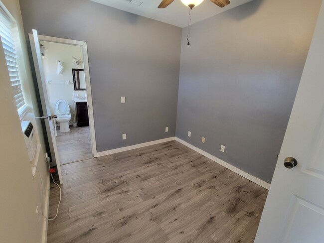 Foto del edificio - 3244 E 5th Ave