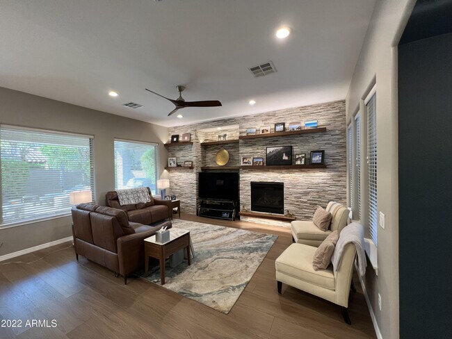 Building Photo - 2621 W Luce Dr