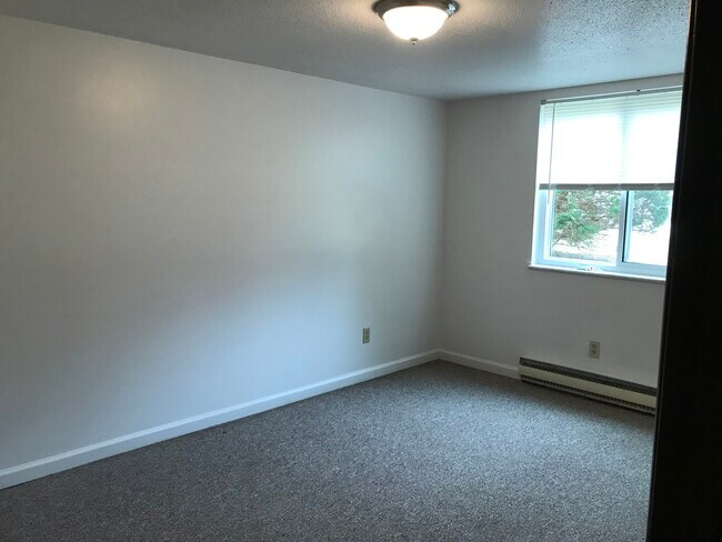Building Photo - 105 Green Oaks Dr