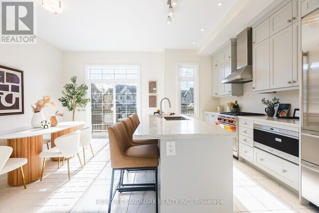 Photo du bâtiment - 4267 Major Mackenzie Dr E