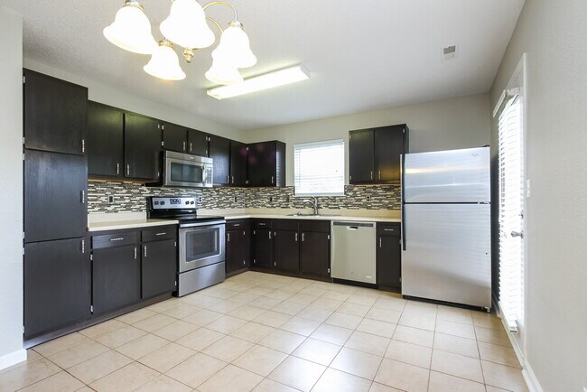 Building Photo - 713 Millbrook Dr