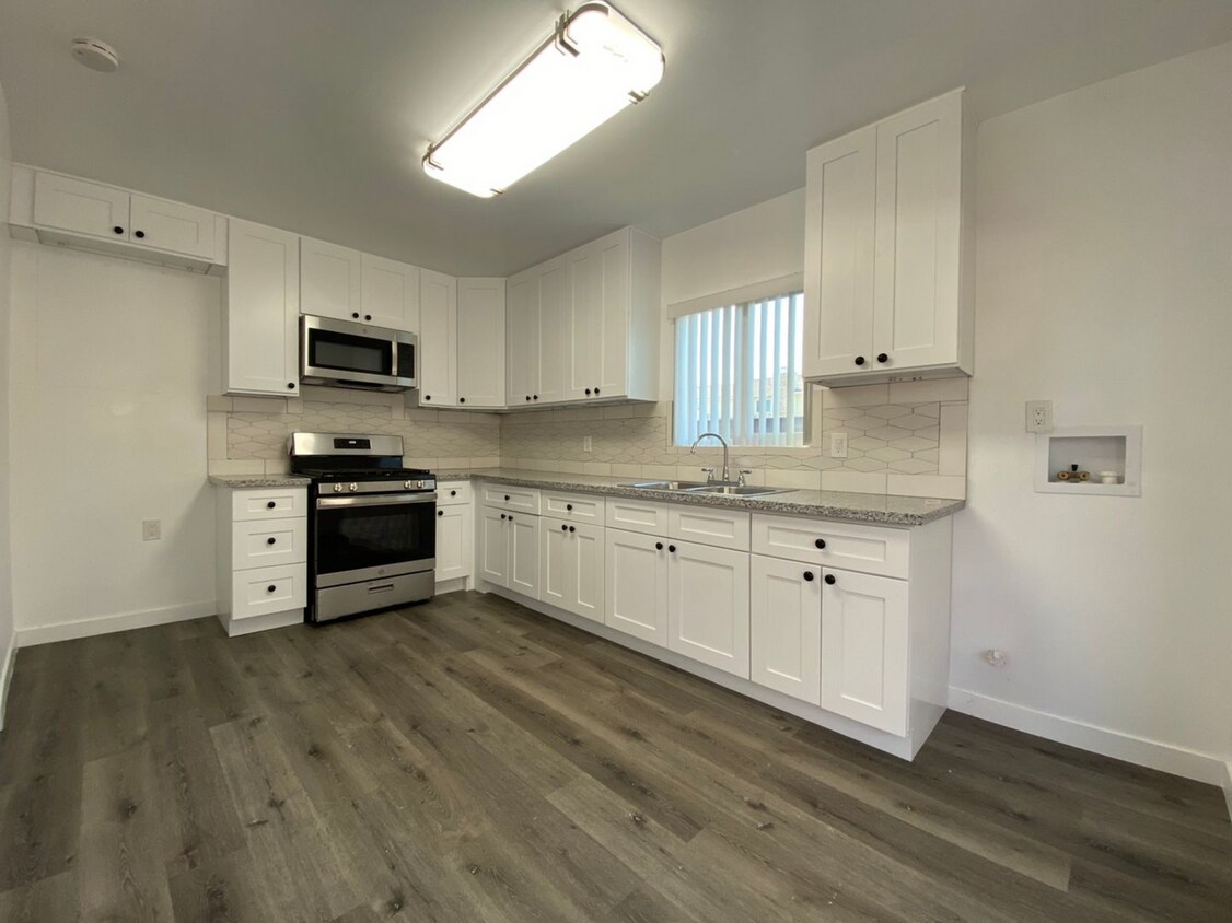 Stunning 2 Bedroom 1 Bath Home in a Privat... - Stunning 2 Bedroom 1 Bath Home in a Privat...