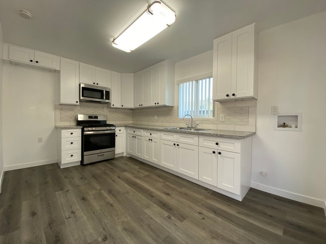 Stunning 2 Bedroom 1 Bath Home in a Privat... - Stunning 2 Bedroom 1 Bath Home in a Privat...