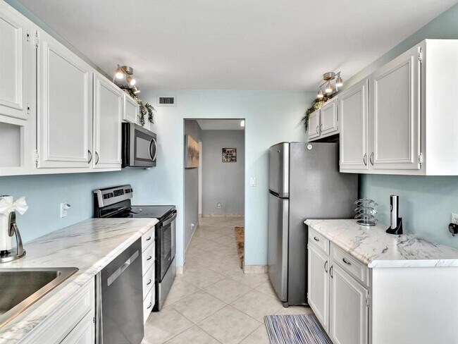 Building Photo - 5200 N Ocean Blvd