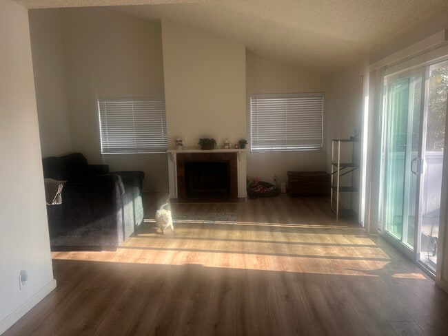 La soleada sala de estar da a un patio privado. La sala de estar tiene hermosos techos abovedados. - 73 Silcreek Dr