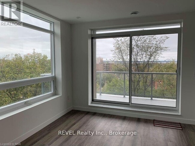Photo du bâtiment - 407-479 CHARLTON AVE Ave