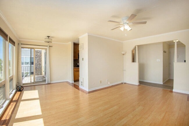 Building Photo - 1825 Shoreline Drive #202 - 2 bedroom | 2 ...
