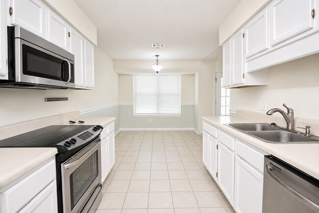 Foto del edificio - SW Pensacola Creek-Front Home with Screened Porch!
