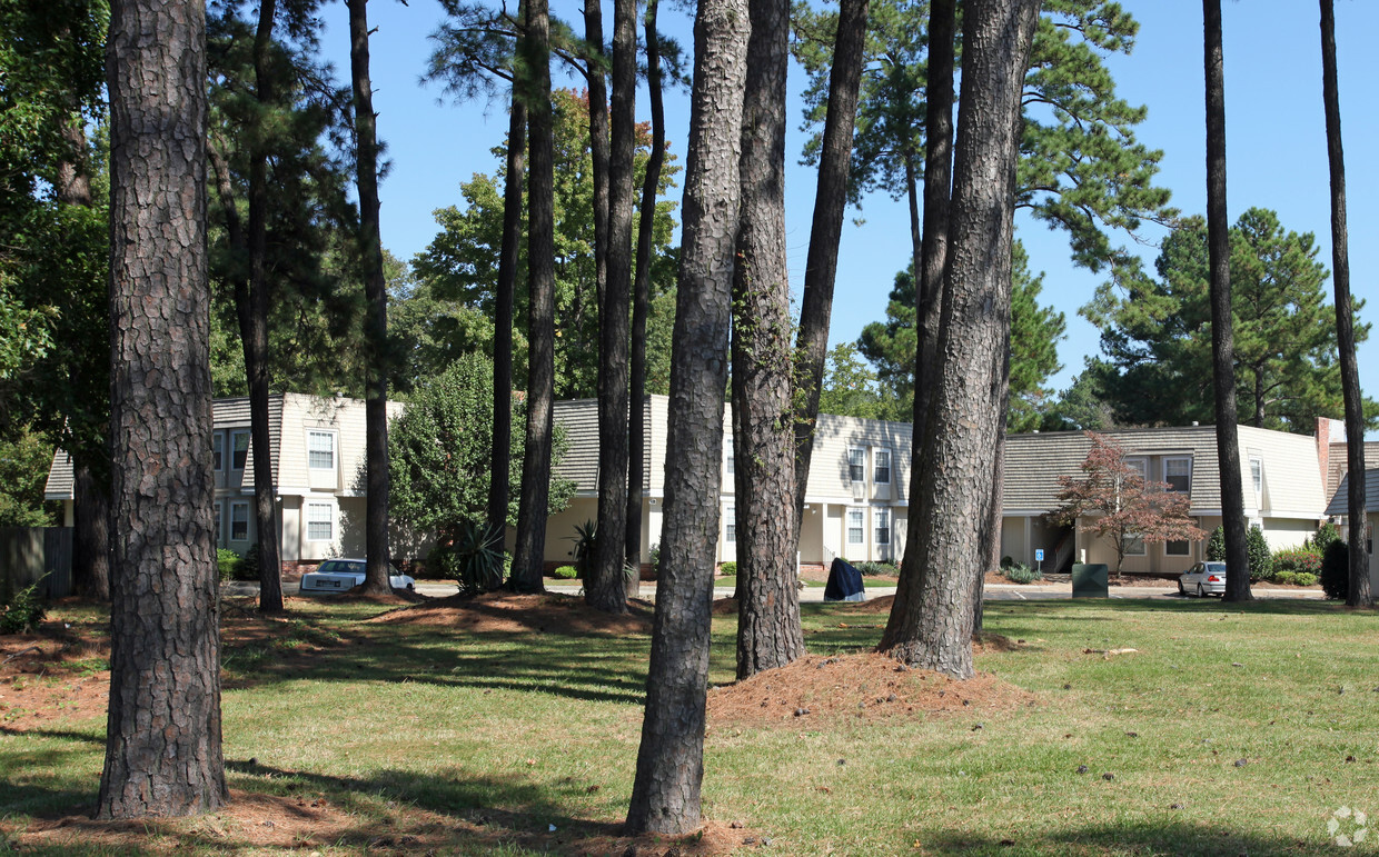 Foto del edificio - Colony Pines