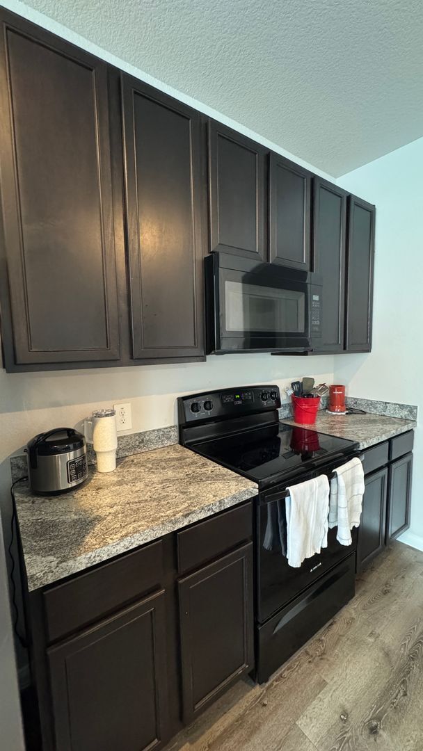 Foto del edificio - Entertainer’s Kitchen + Oversized Primary Suite | 4 Bed House in Bryan