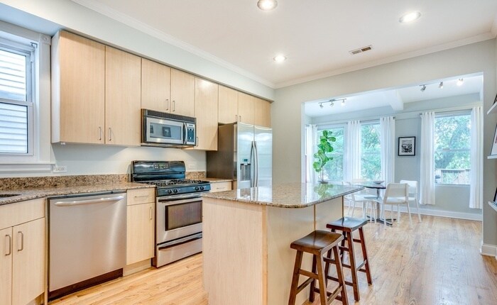Primary Photo - Sunny 2 bed with private deck access - Riv...