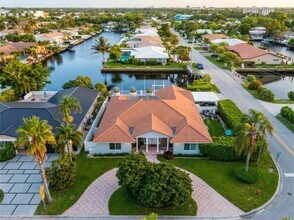 Building Photo - 5841 Bayview Dr