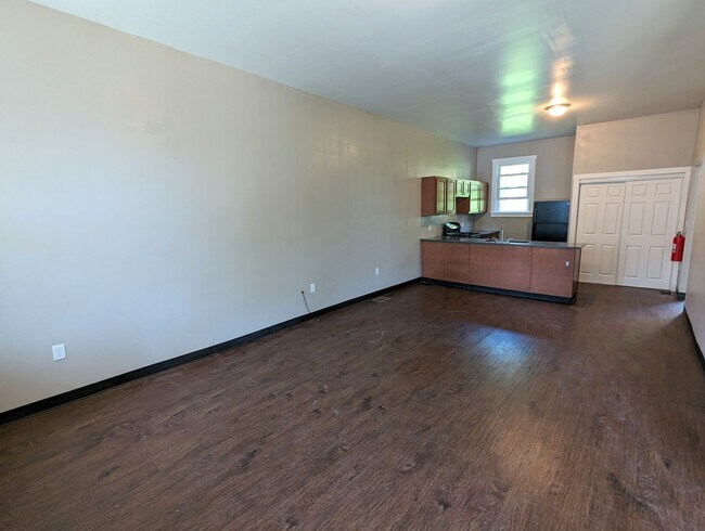 Building Photo - Spacious 4 Bedroom 1 Bathroom Single Famil...